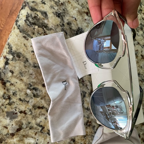 DIOR aviator barely worn silver color - Picture 2 of 5